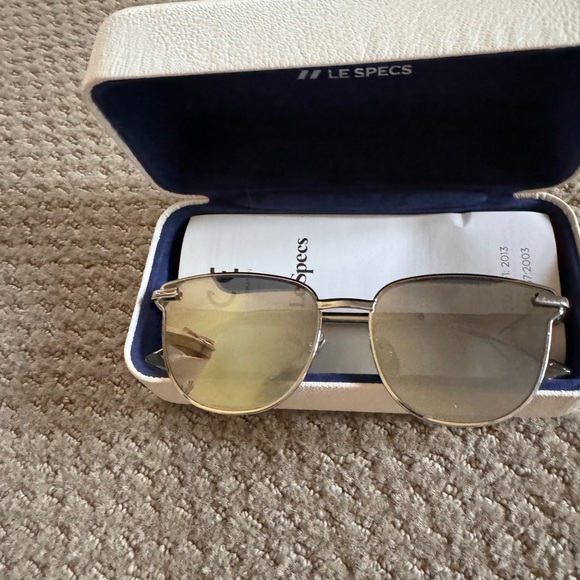 Le Specs silver mirrored sunglasses
Style: Pharaoh 1602099//59-18 148 - Picture 2 of 4